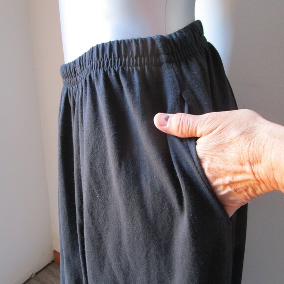 Lightwweight polyester black skirt with pockets. Hanes medium size, 31 inch. - Picture 10 of 10